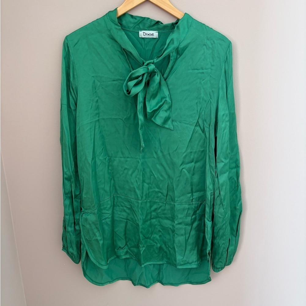 Chic Green Blouse with Elegant Bow Size Medium